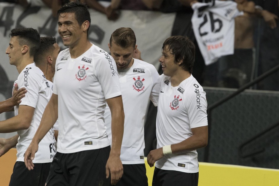 Jogadores comemoram o gol de Romero contra o Vitria, na Arena Corinthians