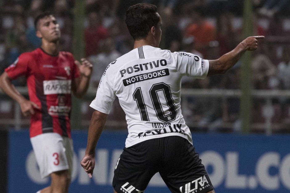 Jadson anotou trs gols na vitria do Corinthians por 7 a 2 sobre o Deportivo Lara