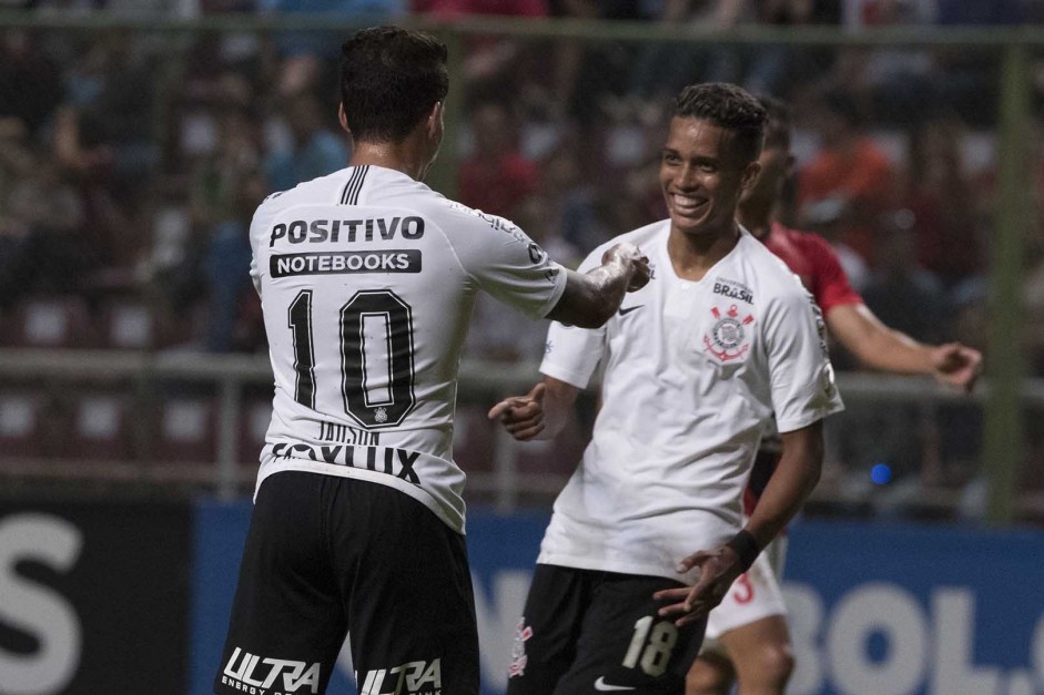 Jadson e Pedrinho comemoram os gols do Corinthians contra o Deportivo Lara, pela Libertadores, em 2018