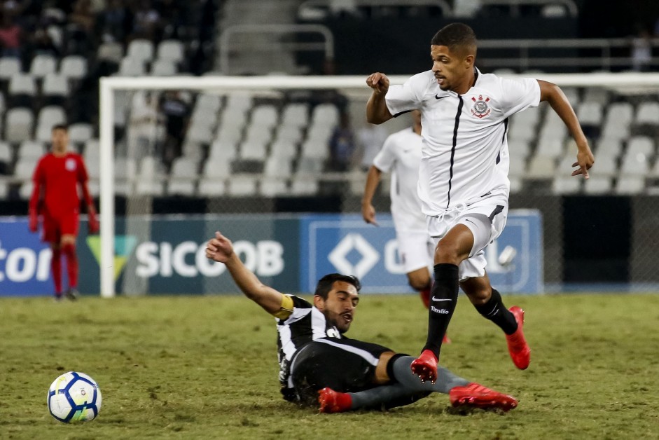 Lucas Pires durante jogo contra o Botafogo pela Copa do Brasil sub-20