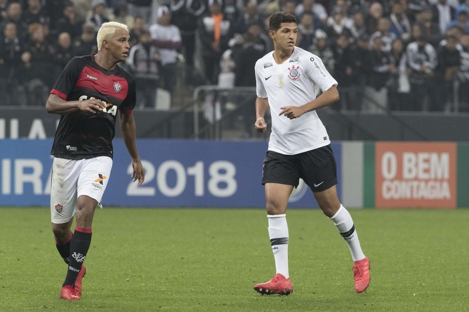 Matias em ao em sua estreia pelo Corinthians, diante do Vitria, pelo Brasileiro