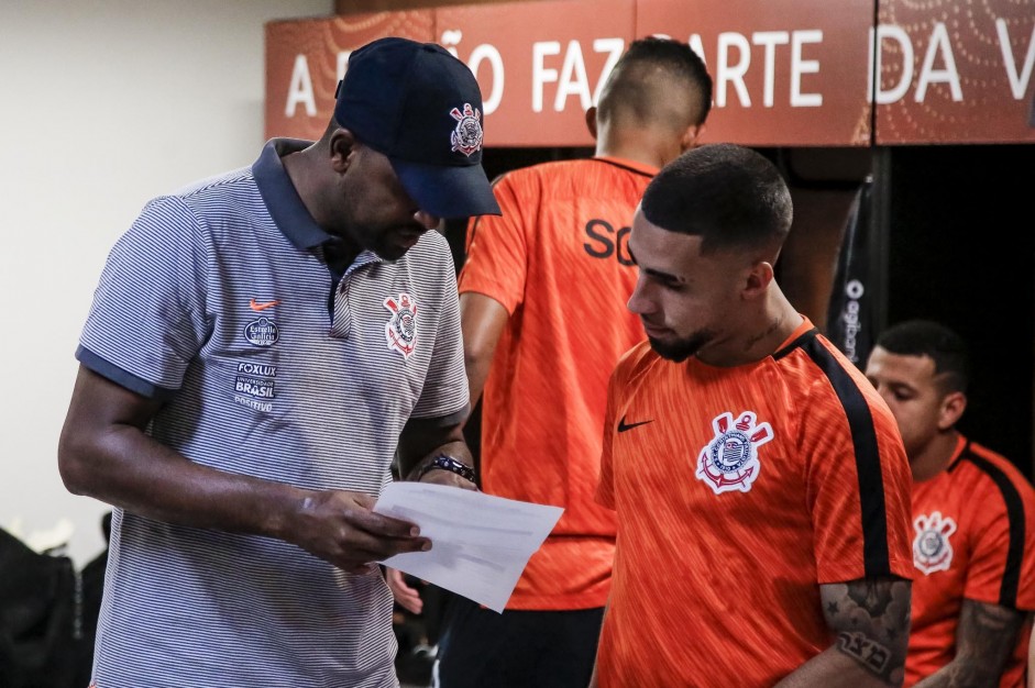 Coelho e Gabriel no vestirio da Arena Fonte Nova antes do jogo contra o Bahia, pelo Brasileiro