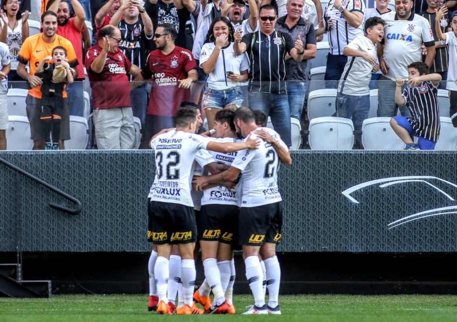 Jogadores comemorando o gol de empate contra o Grmio, na Arena Corinthians