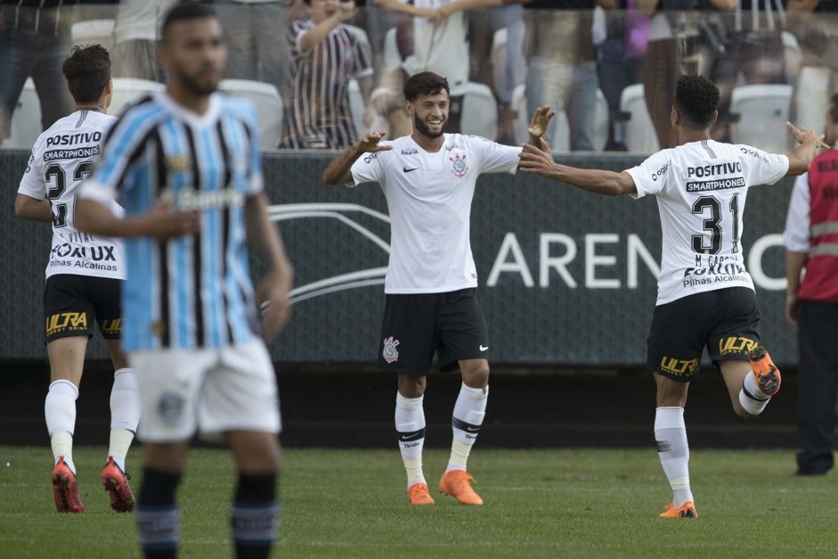 Juninho Capixaba e Marquinhos Gabriel comemorando o gol do meia contra o Grmio, na Arena