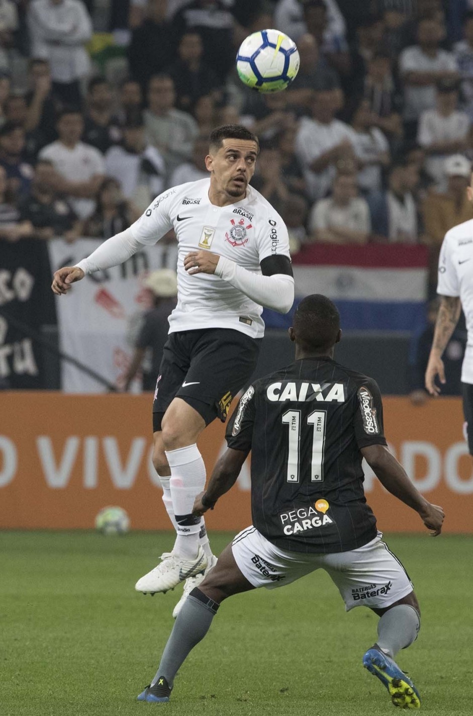 Fagner em jogada area contra o Botafogo, na volta do Campeonato Brasileiro