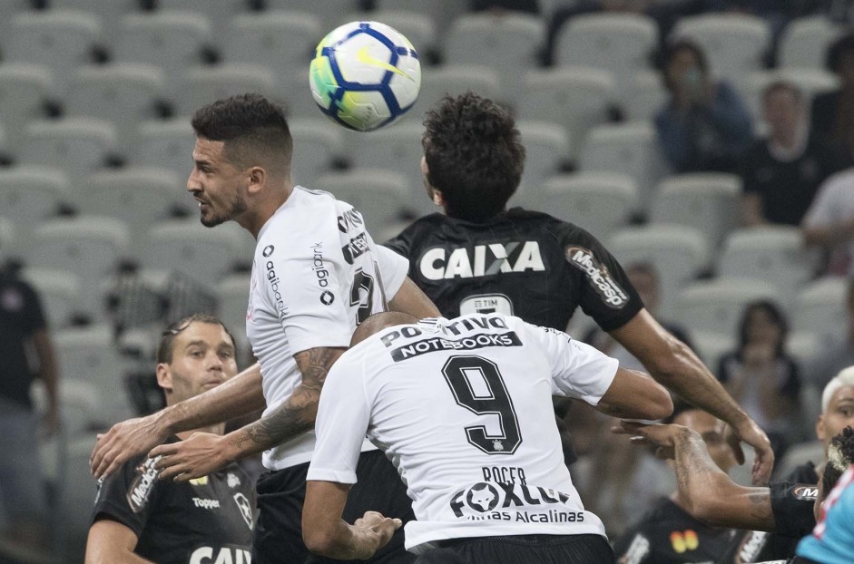 Pedro Henrique e Roger em jogada area contra o Botafogo, na Arena Corinthians