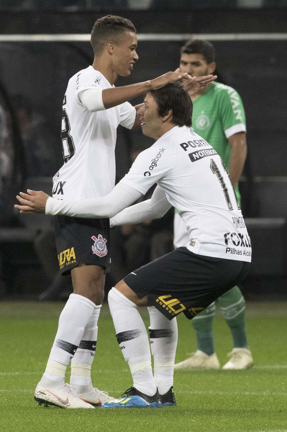 Romero abraa Pedrinho, autor da assistncia para o gol do paraguaio, no jogo contra a Chape