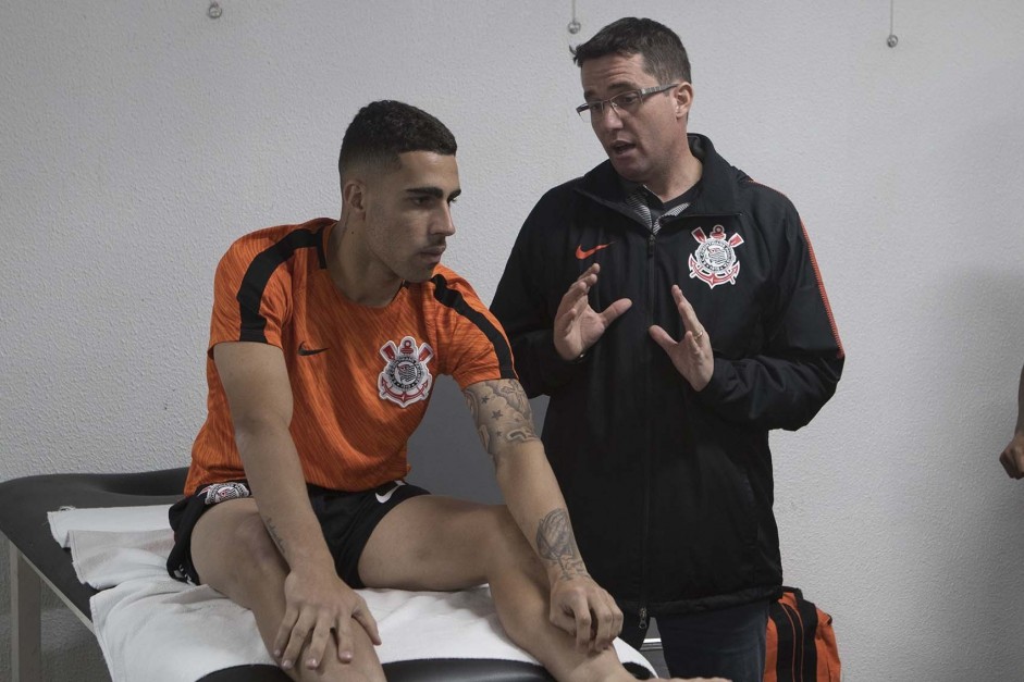 Osmar Loss conversa com Gabriel antes do jogo contra a Chapecoense, no vestirio da Arena Cond