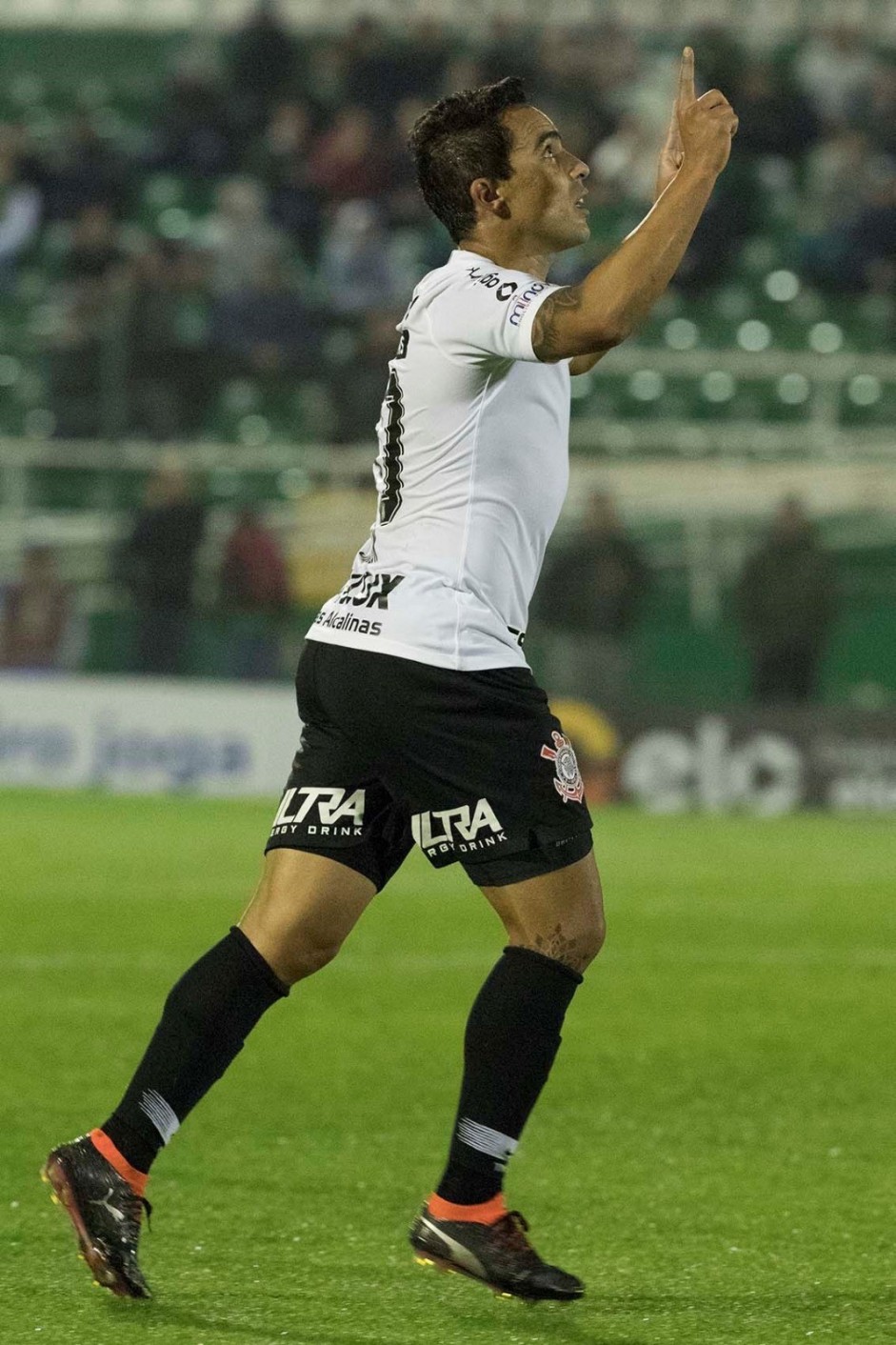 Jadson durante comemorao de seu gol contra a Chapecoense, pela Copa do Brasil