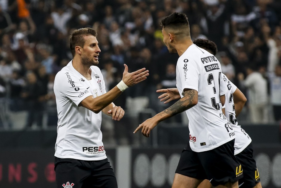 Jogadores comemoram gol do zagueiro Henrique na partida contra o Paran Clube