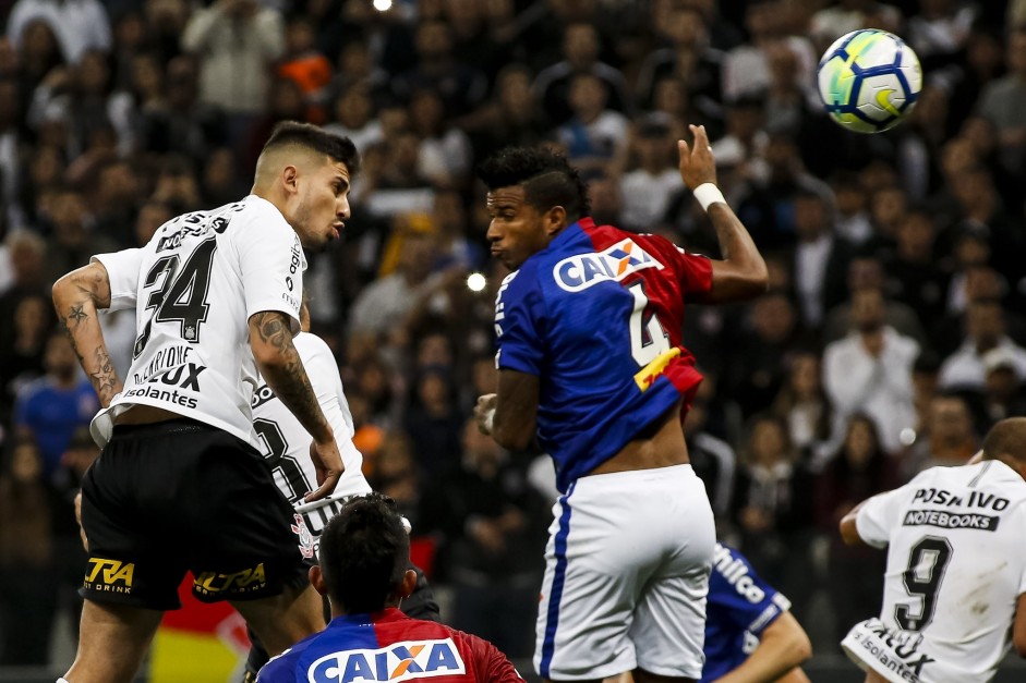 Pedro Henrique disputa jogada contra o Paran, na Arena Corinthians