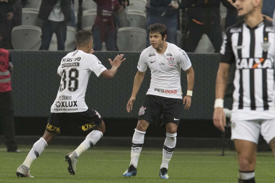 Pedrinho e Romero comemoram o gol do garoto contra o  Atltico-MG, na Arena Corinthians