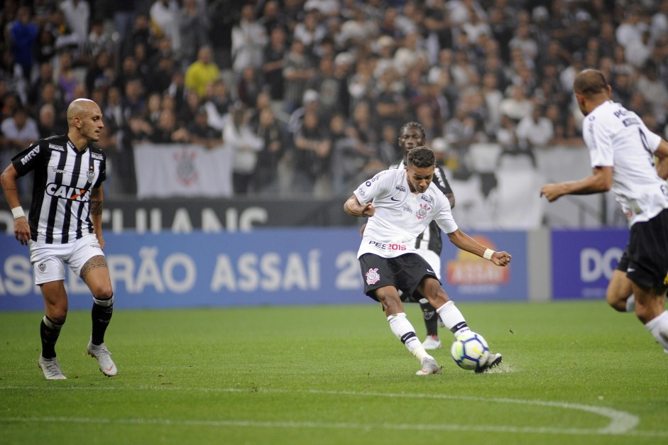 Momento exato do chute de Pedrinho contra o gol do Atltico-MG; que resultou no gol corinthiano
