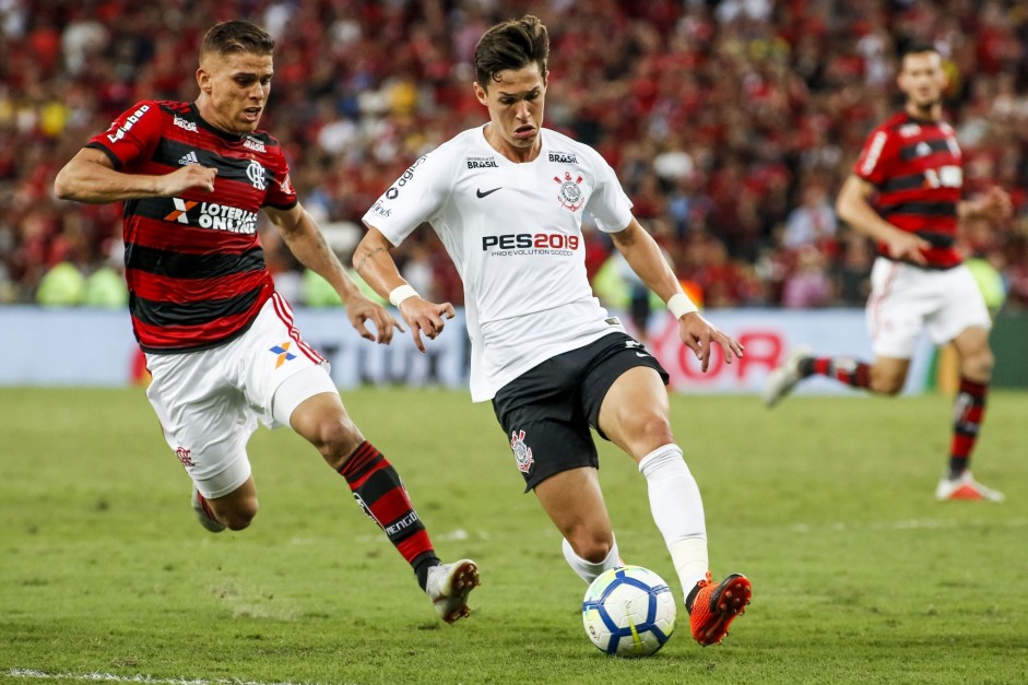 Vital em jogada contra o Flamengo, pela Copa do Brasil