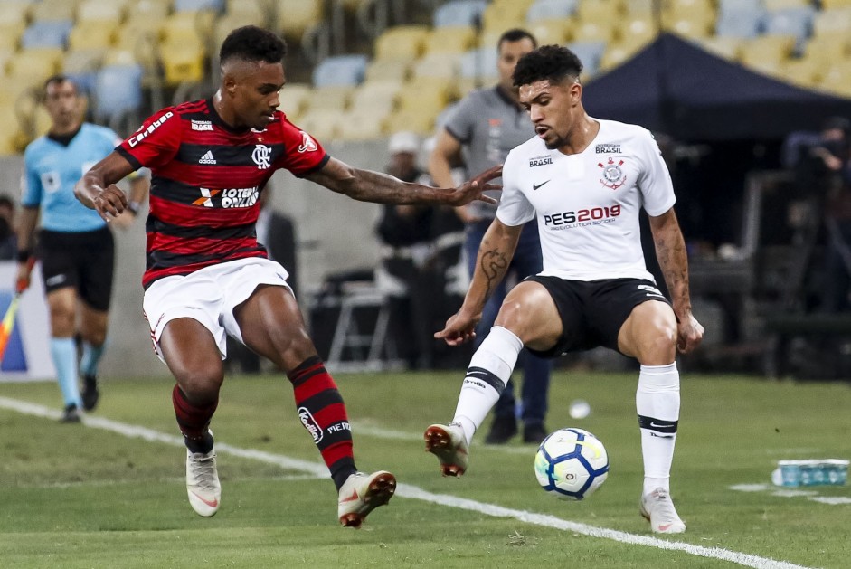 Volante Douglas durante partida contra o Flamengo, no Maracan