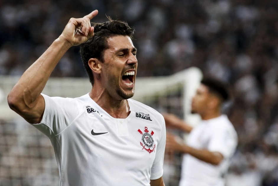 Danilo Avelar vibra muito com seu gol marcado contra o Flamengo, pela Copa do Brasil