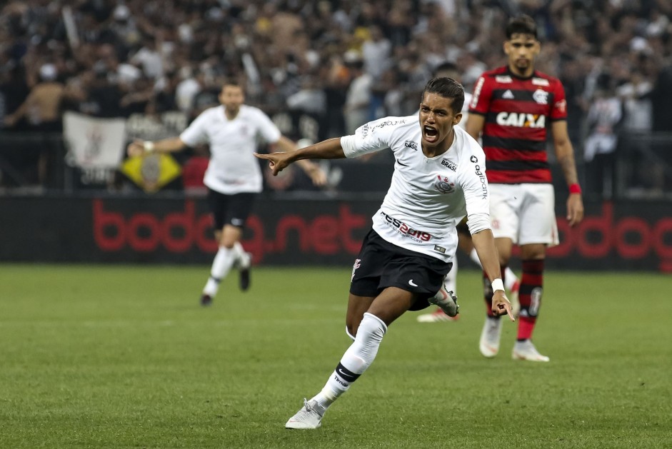 Pedrinho comemora muito seu gol contra o Flamengo, pela Copa do Brasil