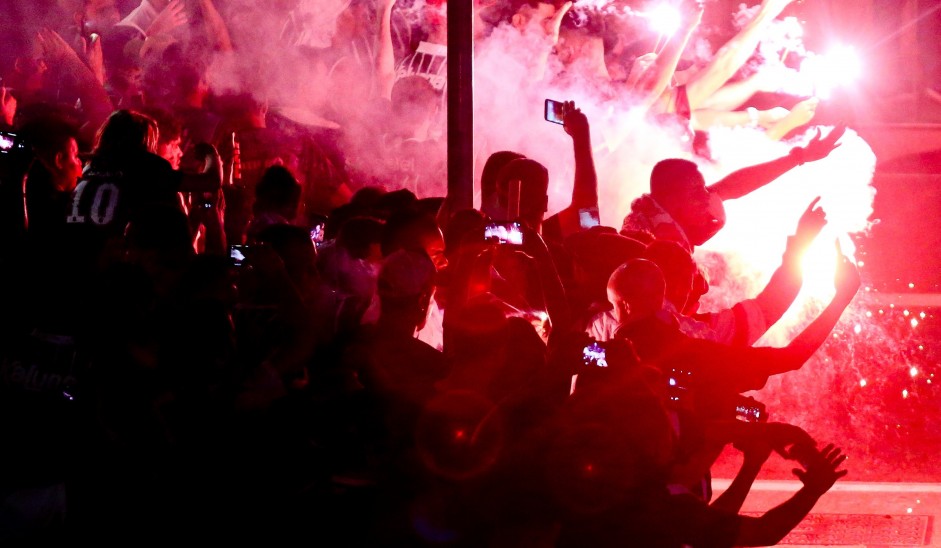 Festa linda da torcida do Corinthians durante chegada dos jogadores ao estdio