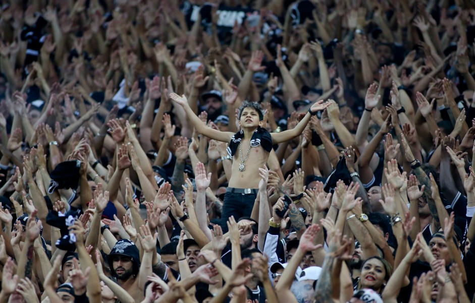 Fiel torcida na Arena Corinthians comemorando muito a classificao contra o Flamengo