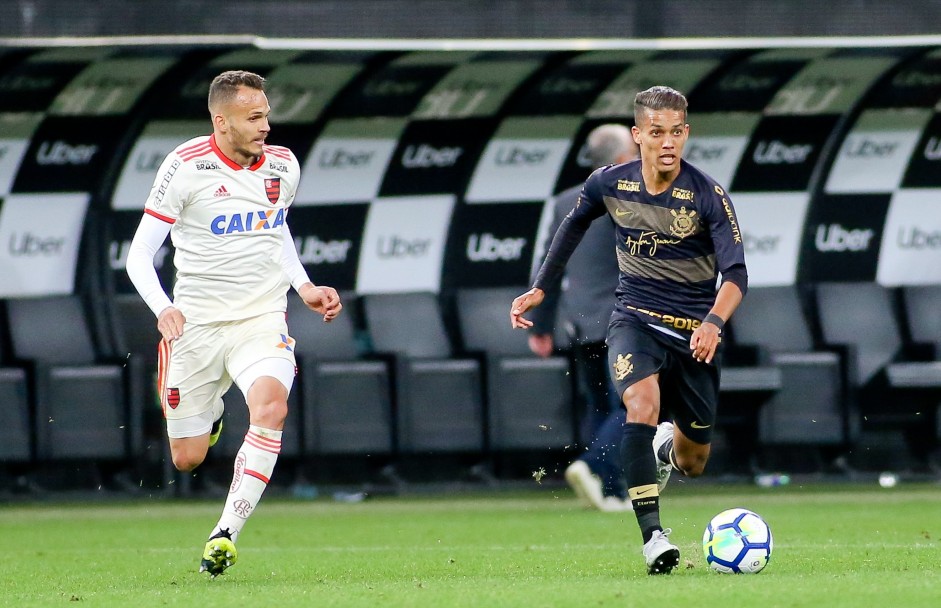 Pedrinho entrou no segundo tempo contra o Flamengo, pelo Brasileiro, na Arena Corinthians