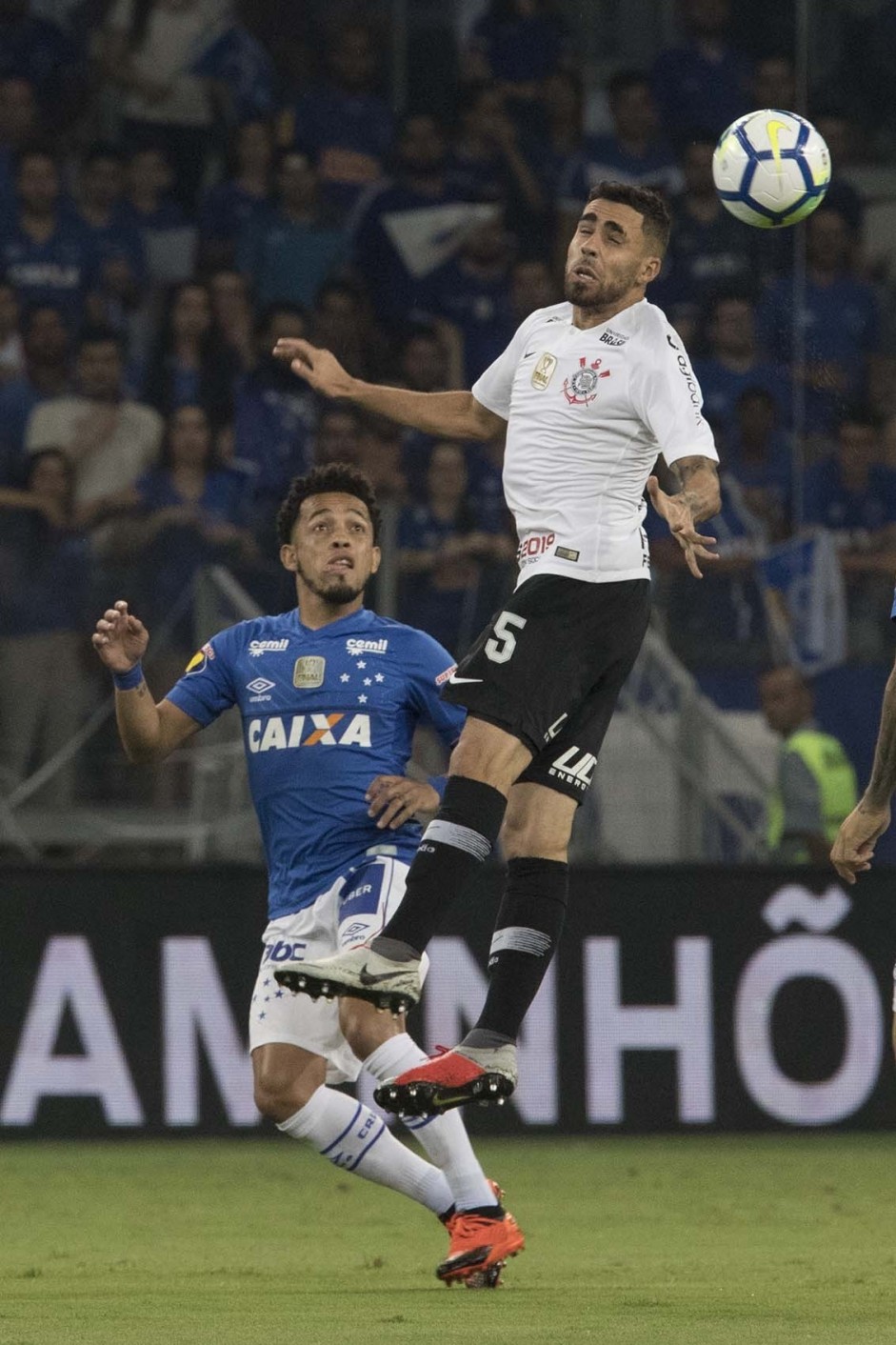 Gabriel em jogada area contra o Cruzeiro, pela Copa do Brasil