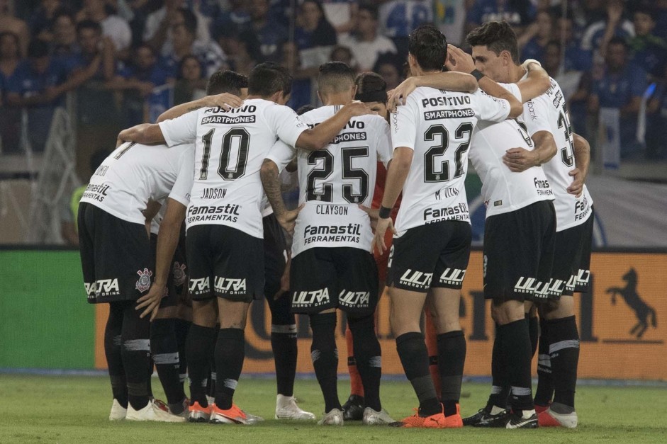 Jogadores do Corinthians reunidos para o primeiro jogo da final da Copa do Brasil, contra o Cruzeiro