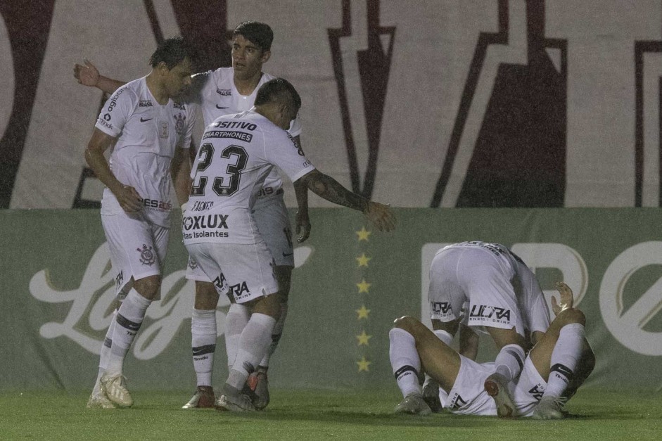 Jogadores comemoram gol da virada do Corinthians