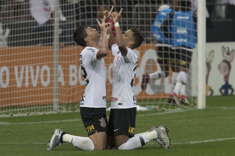Pedrinho e Mateus comemorando o gol do Corinthians