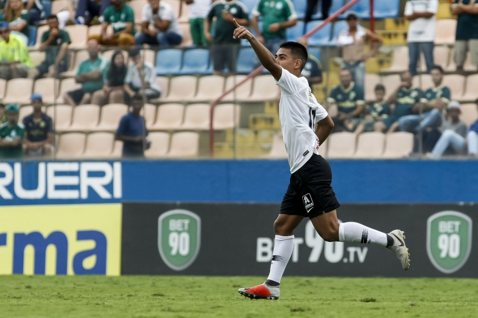 Oya comemora seu gol contra o Palmeiras, pela final do Paulista Sub-20