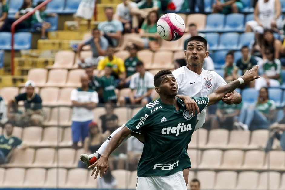 Oya em jogada area durante final contra o Palmeiras, pelo Paulista Sub-20