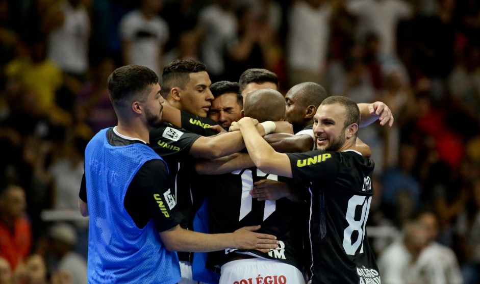 Corinthians goleia Sorocaba e se aproxima do ttulo da Liga Paulista de Futsal