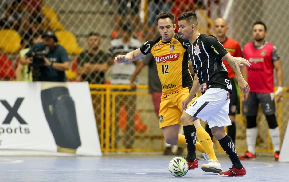 Renatinho em jogada contra o Sorocaba, durante a Liga Paulista de Futsal
