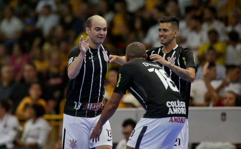 Wilde e colegas comemorando o gol de Nen, contra o Sorocaba, pela Liga Paulista de Futsal