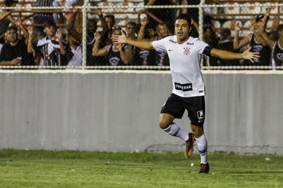 Roni vibra muito com seu gol contra o Ituano, pela Copinha 2019