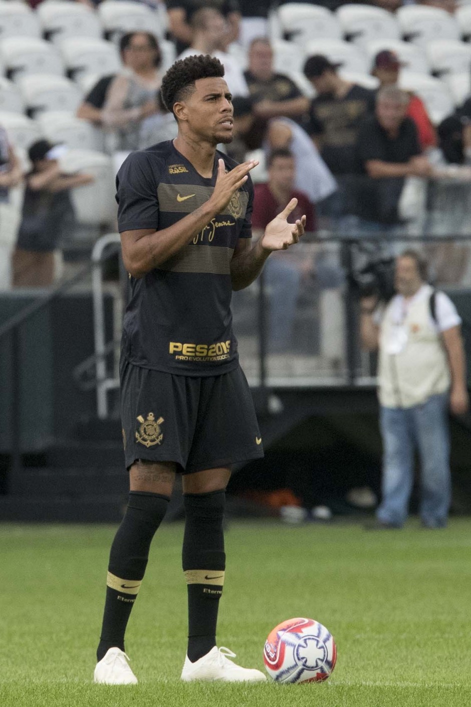 Gustavo comeou o amistoso contra o Santos como titular