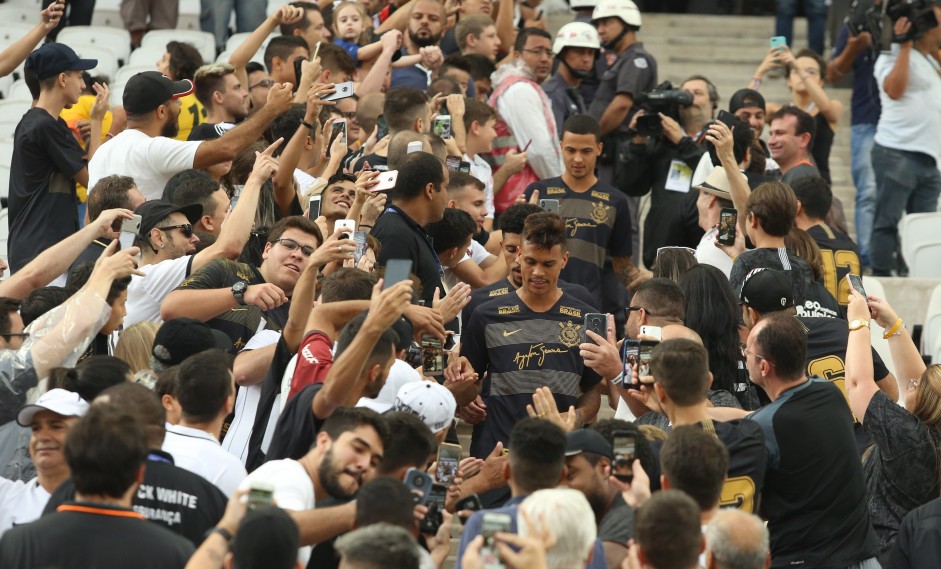 Torcida do Corinthians cumprimenta jogadores durante descida at o campo, no meio da Fiel