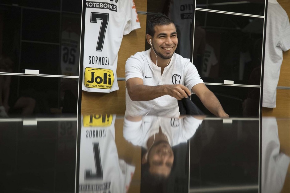 Sornoza no vestirio da Arena Corinthians antes do jogo contra o So Caetano