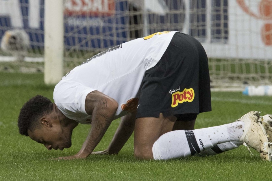 Gustavo beija o gramado ao comemorar seu gol contra a Ponte Preta, pela Arena Corinthians