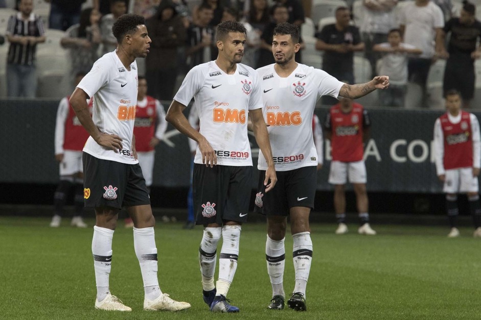 Gustavo, Lo Santos e Pedro Henrique na partida contra a Ponte Preta, pelo Paulisto