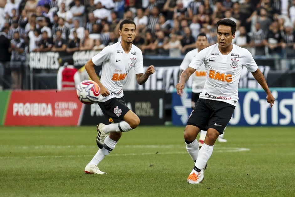 Thiaguinho e Jadson no jogo contra o Red Bull Brasil, na Arena Corinthians, pelo Paulisto