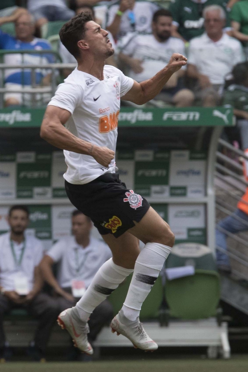 Danilo Avelar marcou, ainda no primeiro tempo, o gol da vitria corinthiana sobre o Palmeiras