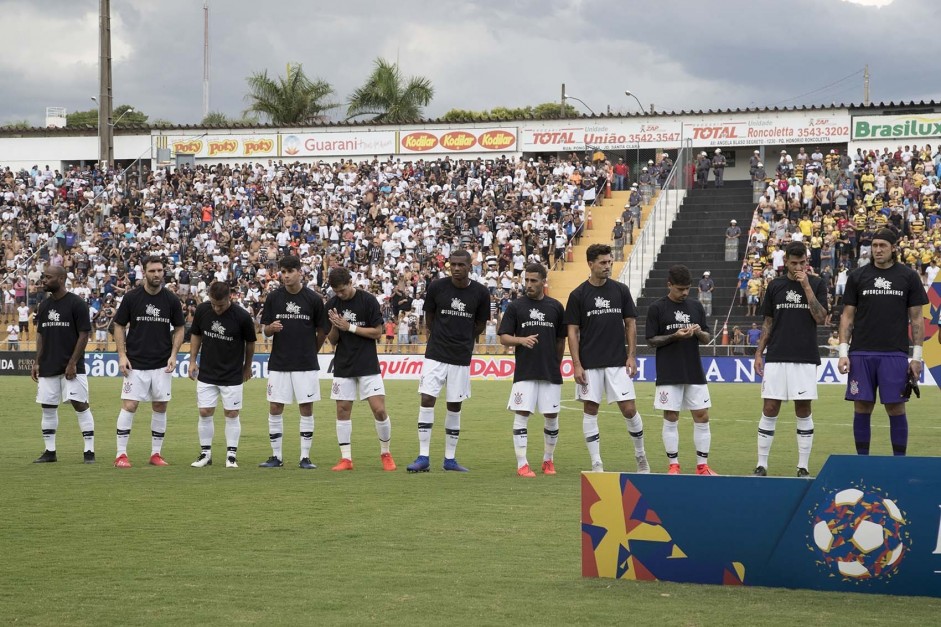 Jogadores do Corinthians prestaram homenagem ao Flamengo por causa do incndio no CT da base