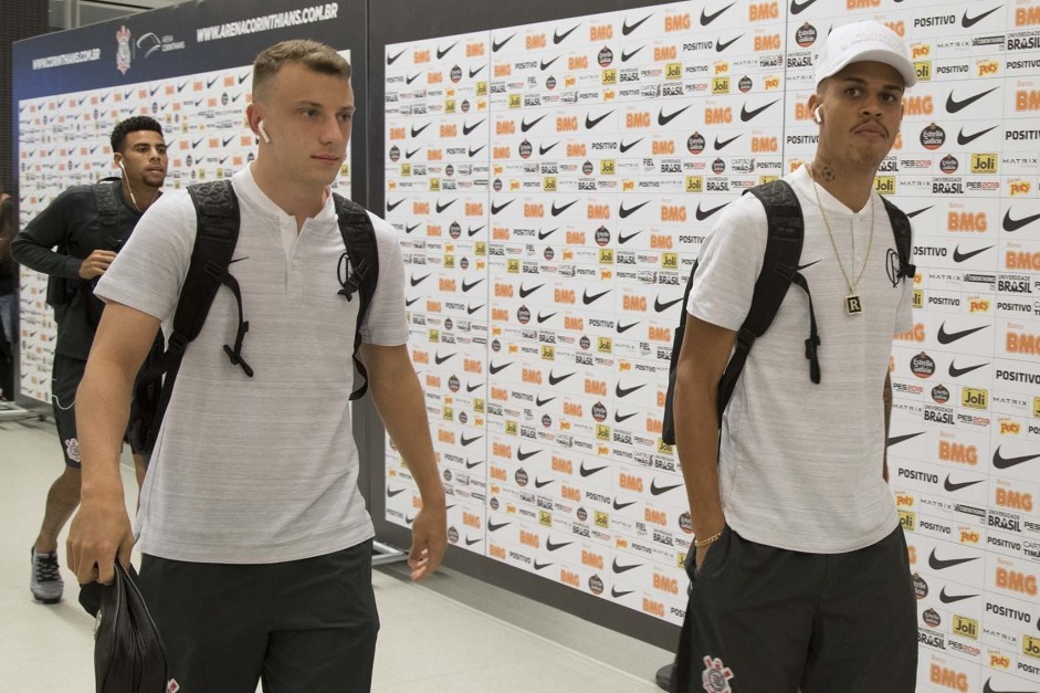 Carlos e Richard chegam  Arena Corinthians para enfrentar o Avenida, pela Copa do Brasil