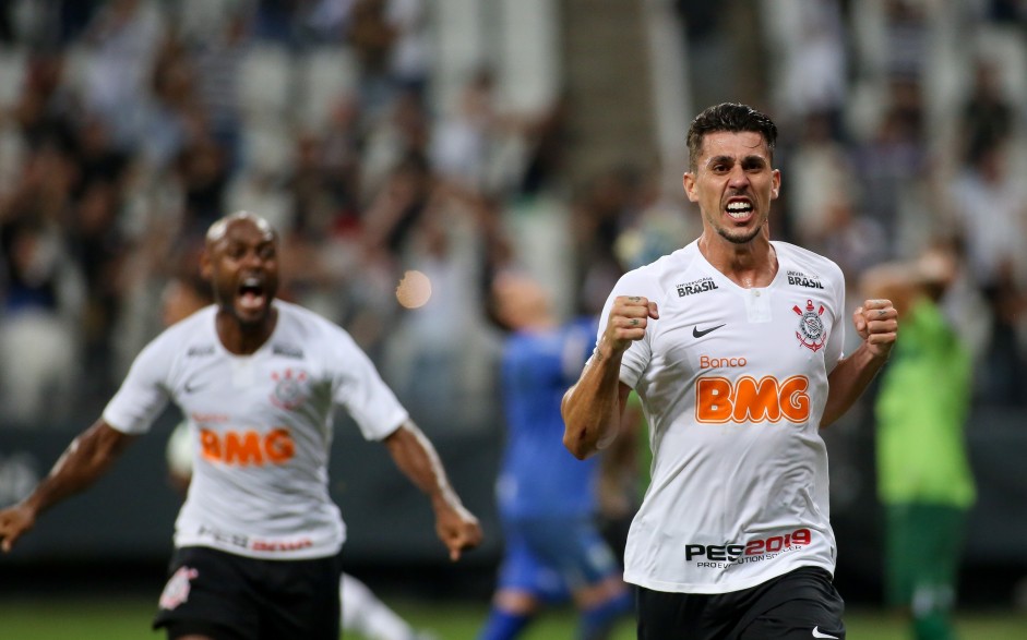 Danilo Avelar indo  loucura com seu gol marcado contra o Avenida, pela Copa do Brasil