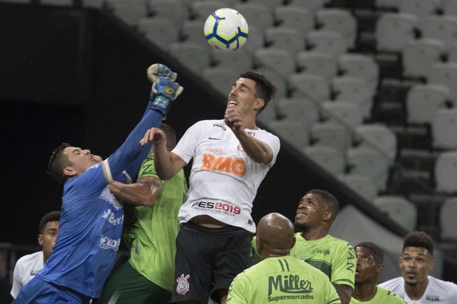 Danilo Avelar sobe mais alto que goleiro e marca o seu gol