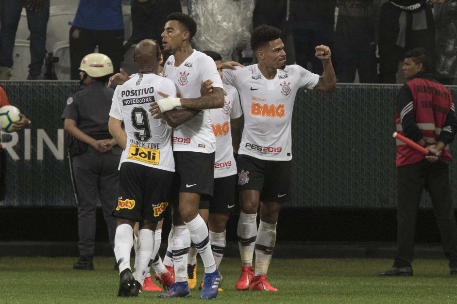 Jogadores do Corinthians comemoram a virada difcil contra o Avenida-RS