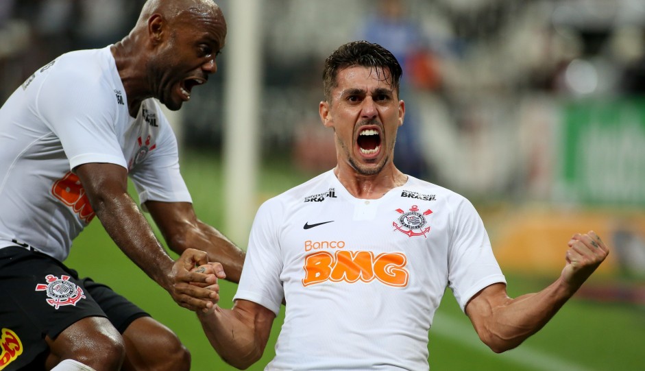 Love ao lado do Avelar, comemorando o gol do lateral pela Copa do Brasil, na Arena Corinthians