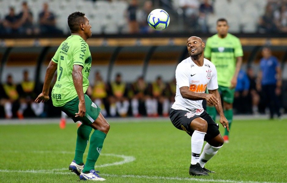 Vagner Love em disputa de bola durante o jogo contra o Avenida, pela Copa do Brasil