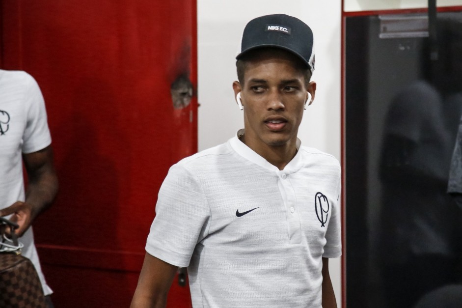 Pedrinho no vestirio antes do jogo contra o Botafogo-SP, em Ribeiro Preto
