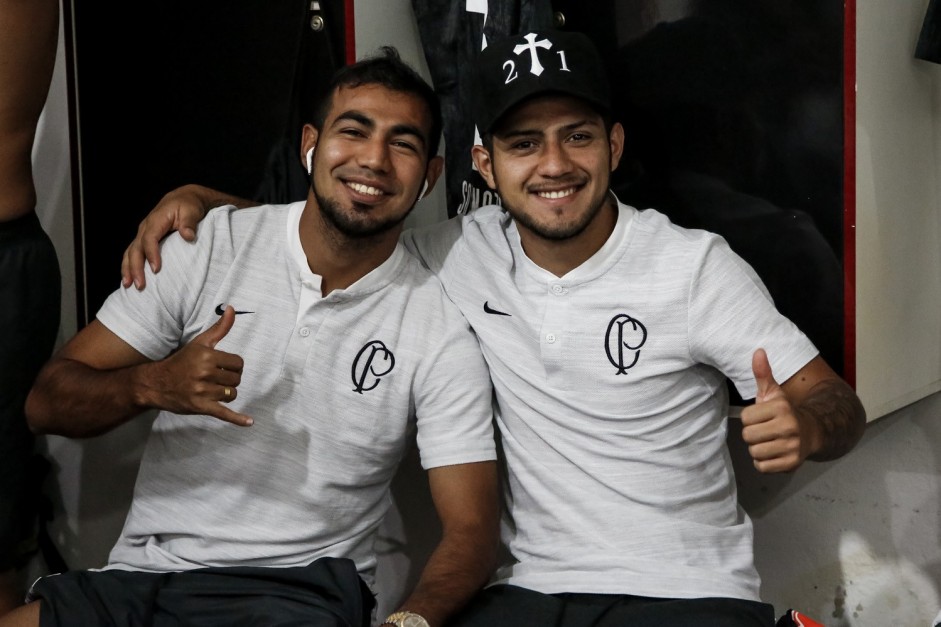 Sornoza e Daz no vestirio antes do jogo contra o Botafogo-SP